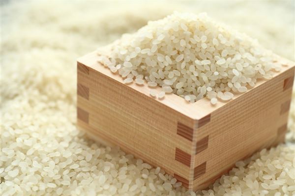 木製量米盒盛裝白米